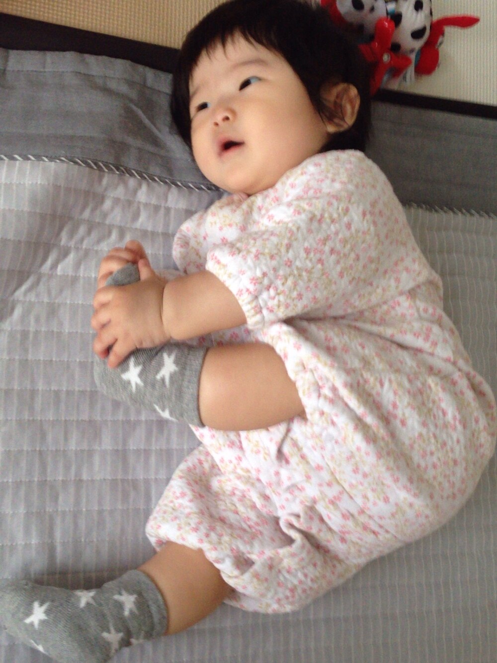 ピンク系のつなぎ/オールインワン、グレー系のソックス/靴下を着用したキッズの秋コーディネートの1枚目の写真