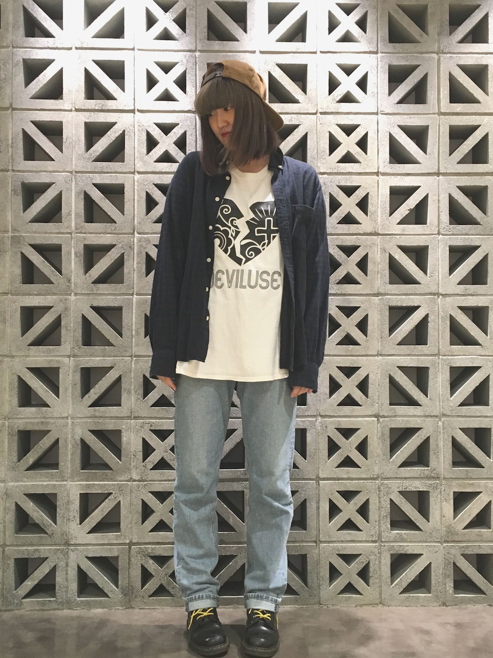 グリーン系のシャツ/ブラウス、ホワイト系のTシャツ/カットソー、ブルー系のデニムパンツを着用したレディースの秋コーディネートの1枚目の写真