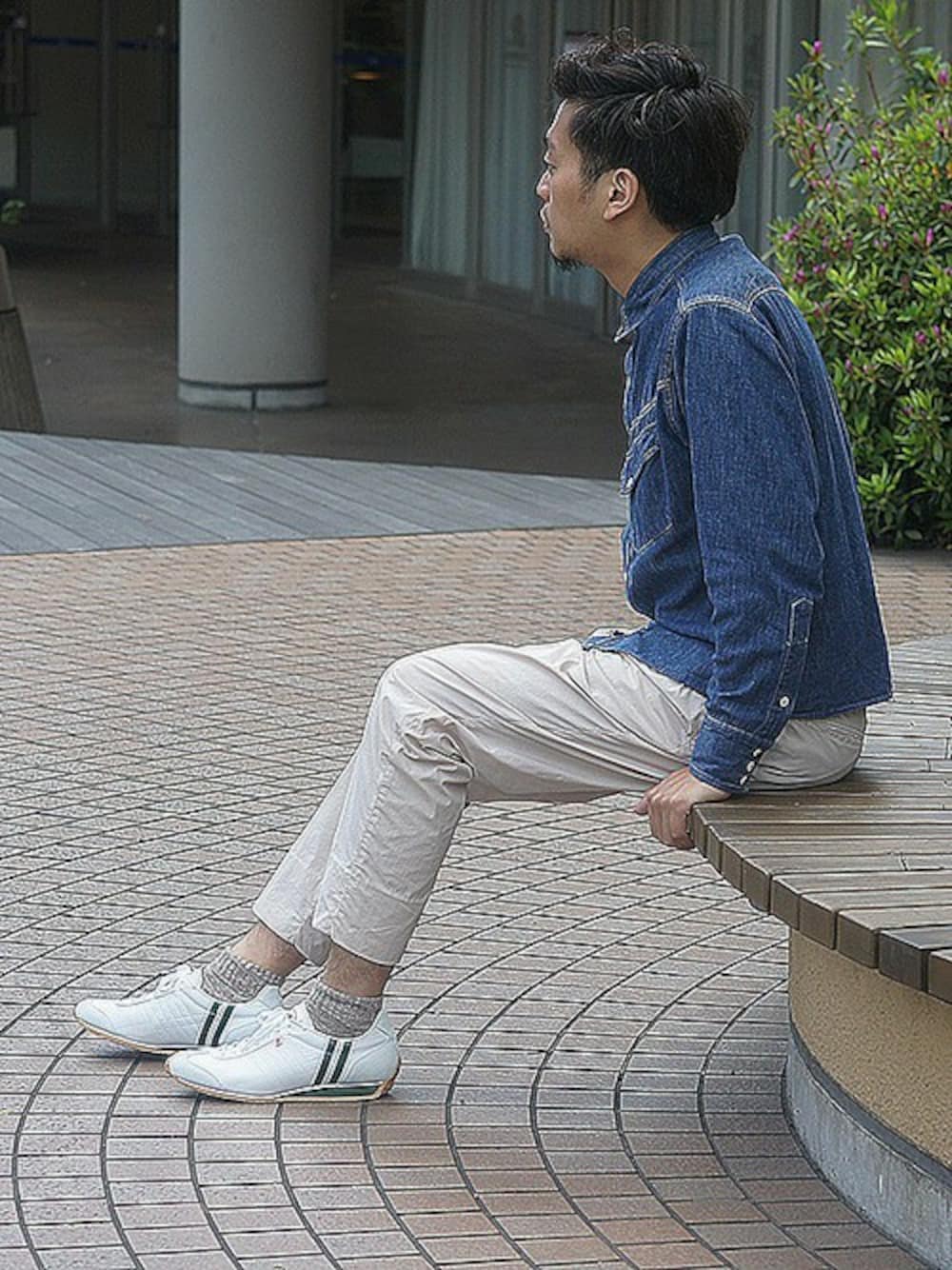 ホワイト系のスニーカーを着用したメンズの春コーディネートの1枚目の写真