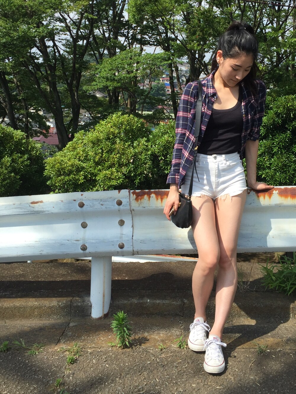 ブラック系のショルダーバッグ、ホワイト系のデニムパンツ、ホワイト系のスニーカーを着用したレディースの夏コーディネートの1枚目の写真