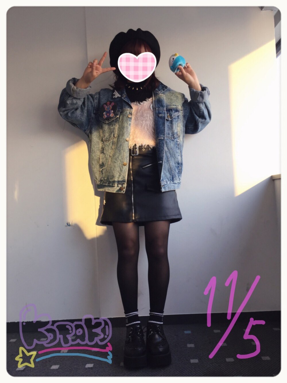 ピンク系のキャミソール、ブラック系のスカート、ブラック系のドレスシューズを着用したレディースの秋コーディネートの1枚目の写真