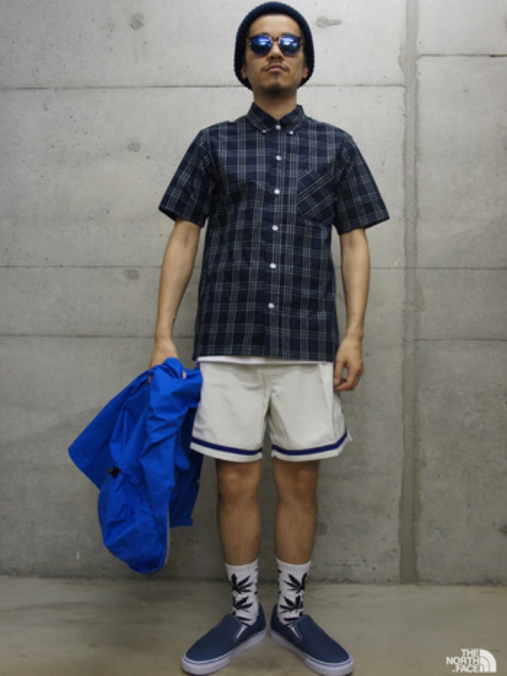 グリーン系のシャツ/ブラウス、ホワイト系のその他パンツ、ブルー系のナイロンジャケットを着用したメンズの春コーディネートの1枚目の写真