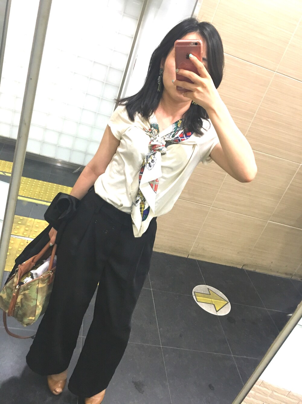 ブラック系のその他パンツ、ホワイト系のTシャツ/カットソー、その他のハンドバッグを着用したレディースの夏コーディネートの1枚目の写真