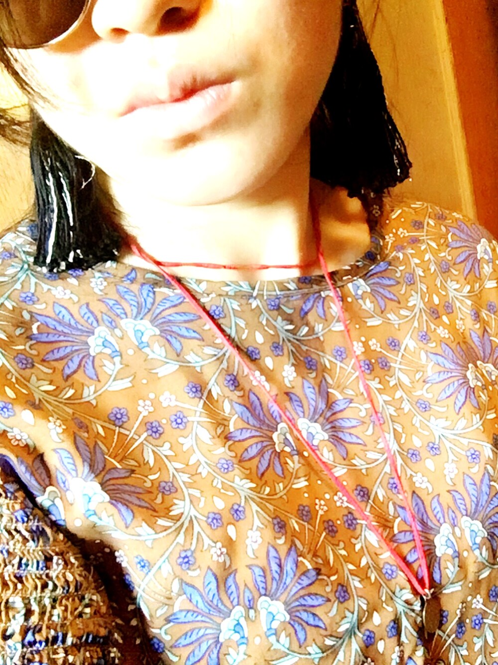 ブラウン系のワンピース、ブラック系のサングラス、ブラック系のイヤリングを着用したレディースの夏コーディネートの1枚目の写真