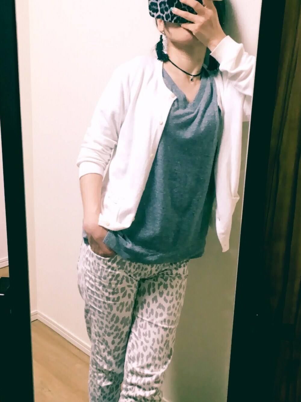 ホワイト系のカーディガン/ボレロ、グレー系のTシャツ/カットソー、ホワイト系のその他パンツを着用したレディースの夏コーディネートの1枚目の写真