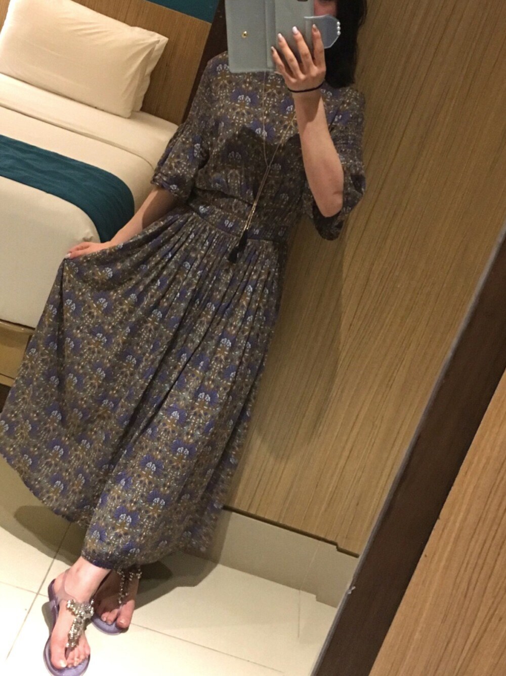 ブラウン系のワンピース、パープル系のサンダル、ブラック系のネックレスを着用したレディースの秋コーディネートの1枚目の写真