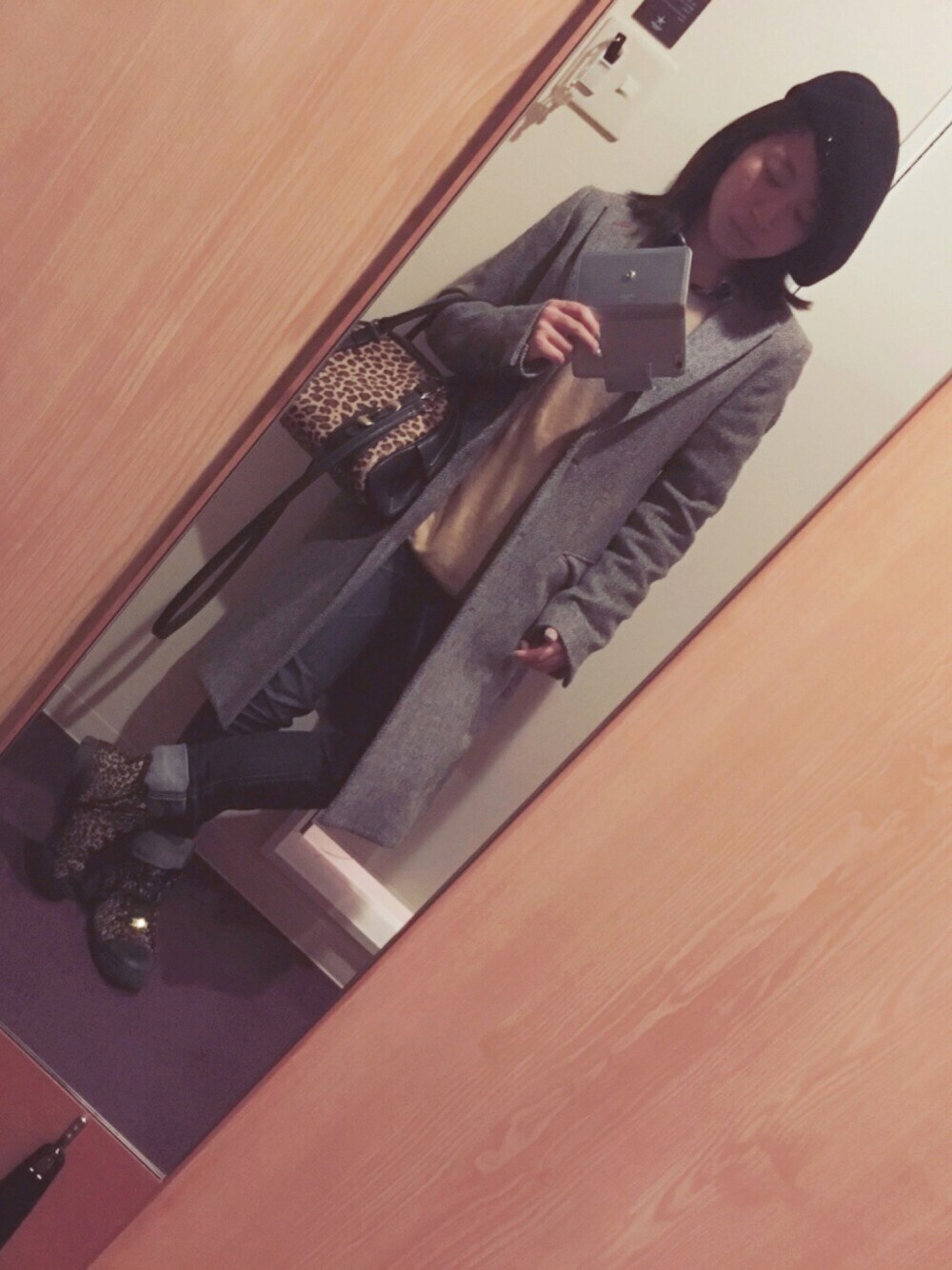 ベージュ系のニット/セーター、グレー系のチェスターコート、その他のハンドバッグを着用したレディースの秋コーディネートの1枚目の写真