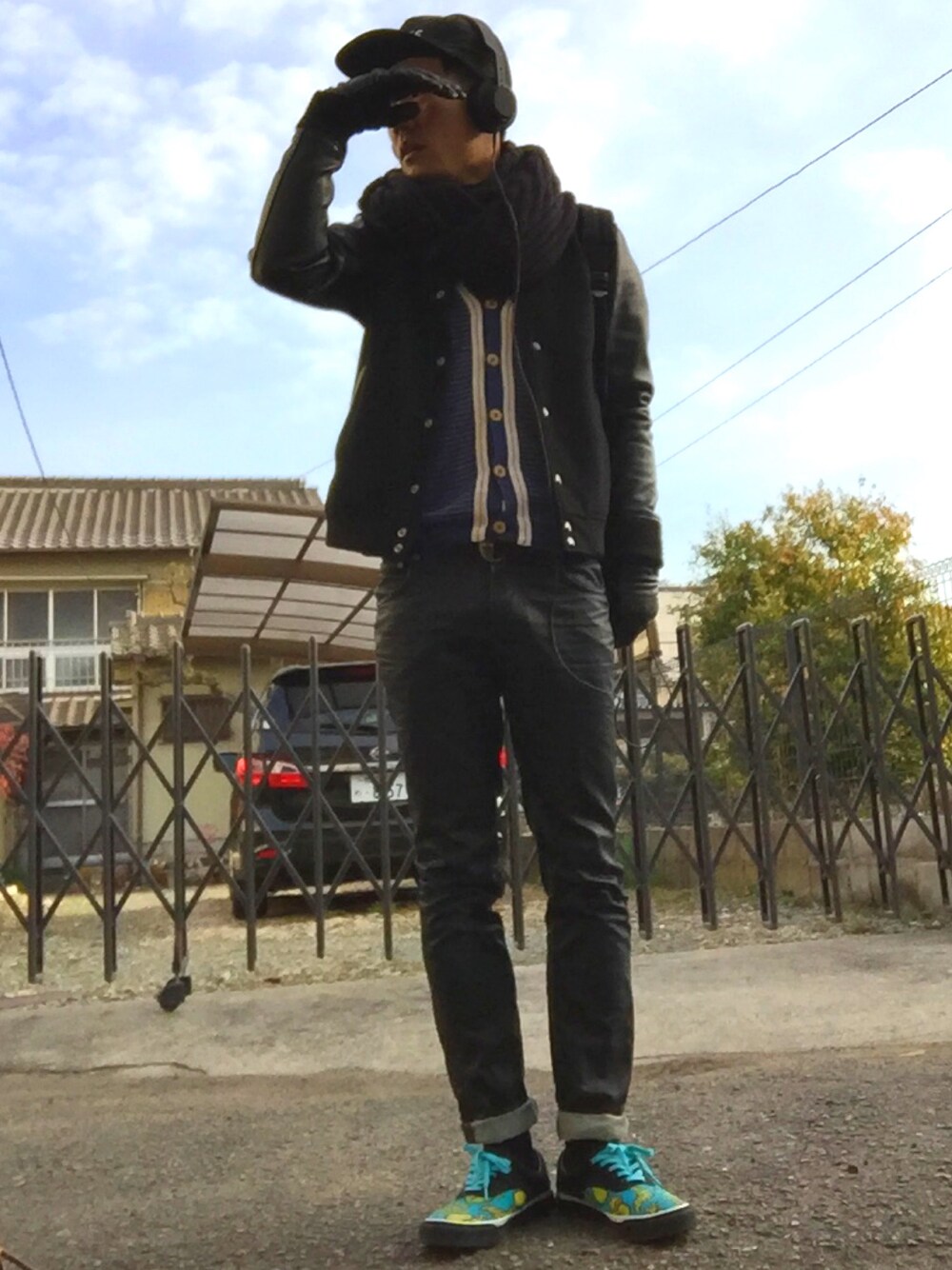 「通勤コーデ、デニム、光沢、スタジャン、キックス、いつもの場所」｜「Nudie Jeansのアイテム（その他パンツ、ブラック系）」を使った、SsSさん（メンズ・172cm）の冬コーディネートの1枚目の写真