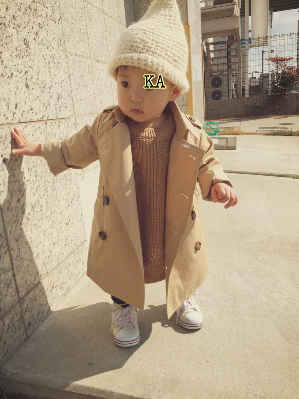 「娘コーデ、キッズコーデ、1歳、女の子、トレンチコート、ニットベスト、コンバース」｜「Handmadeのアイテム（帽子、ベージュ系）」を使った、かなみいさん（キッズ・80cm）の冬コーディネートの1枚目の写真