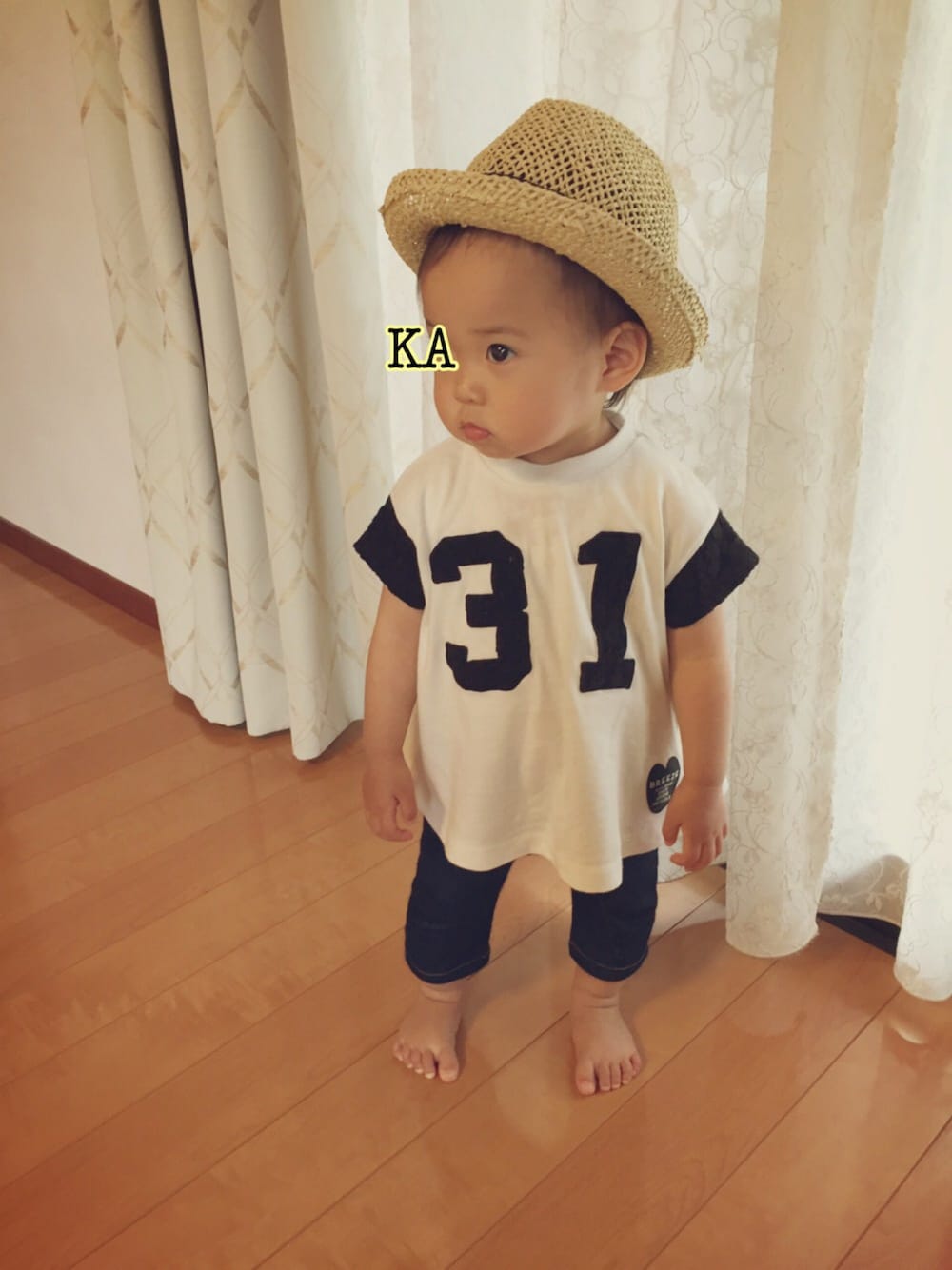 「キッズコーデ、キッズファッション、1歳、おんなのこ、むぎわら帽子、ストローハット、ナンバーTシャツ」｜「BREEZEのナンバリングＴシャツ（Tシャツ/カットソー、ホワイト系）」を使った、かなみいさん（キッズ・80cm）の春コーディネートの1枚目の写真