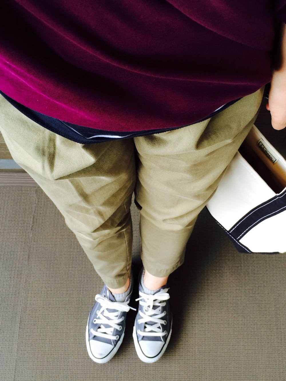 「コンバース、トートBAG」｜「CONVERSEのCONVERSE  CVS ALL STAR OX（スニーカー、グレー系）」を使った、yasukoさん（レディース・155cm）の春コーディネートの1枚目の写真