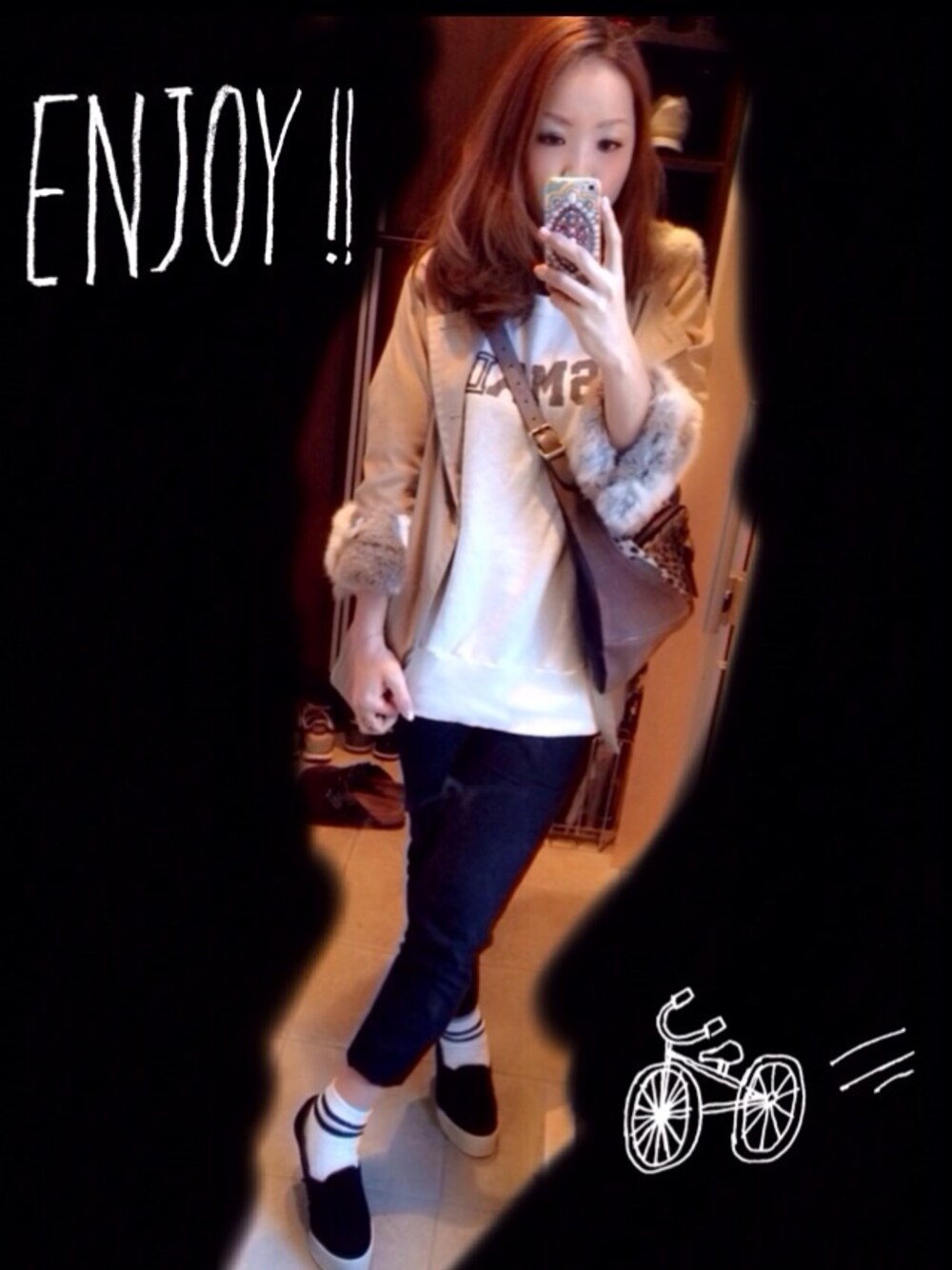 ベージュ系のスウェット、ベージュ系のショルダーバッグ、ブラック系のパンプスを着用したレディースの春コーディネートの1枚目の写真