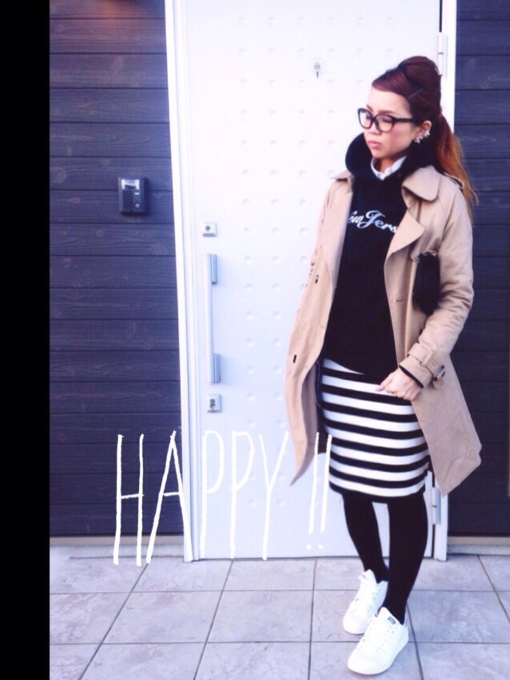 ホワイト系のスニーカー、ベージュ系のトレンチコート、ブラック系のパーカーを着用したレディースの冬コーディネートの1枚目の写真