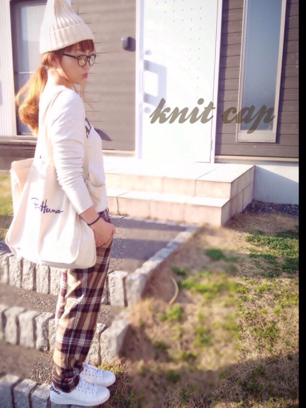 ベージュ系のスウェット、ホワイト系のスニーカー、ベージュ系のトートバッグを着用したレディースの春コーディネートの1枚目の写真