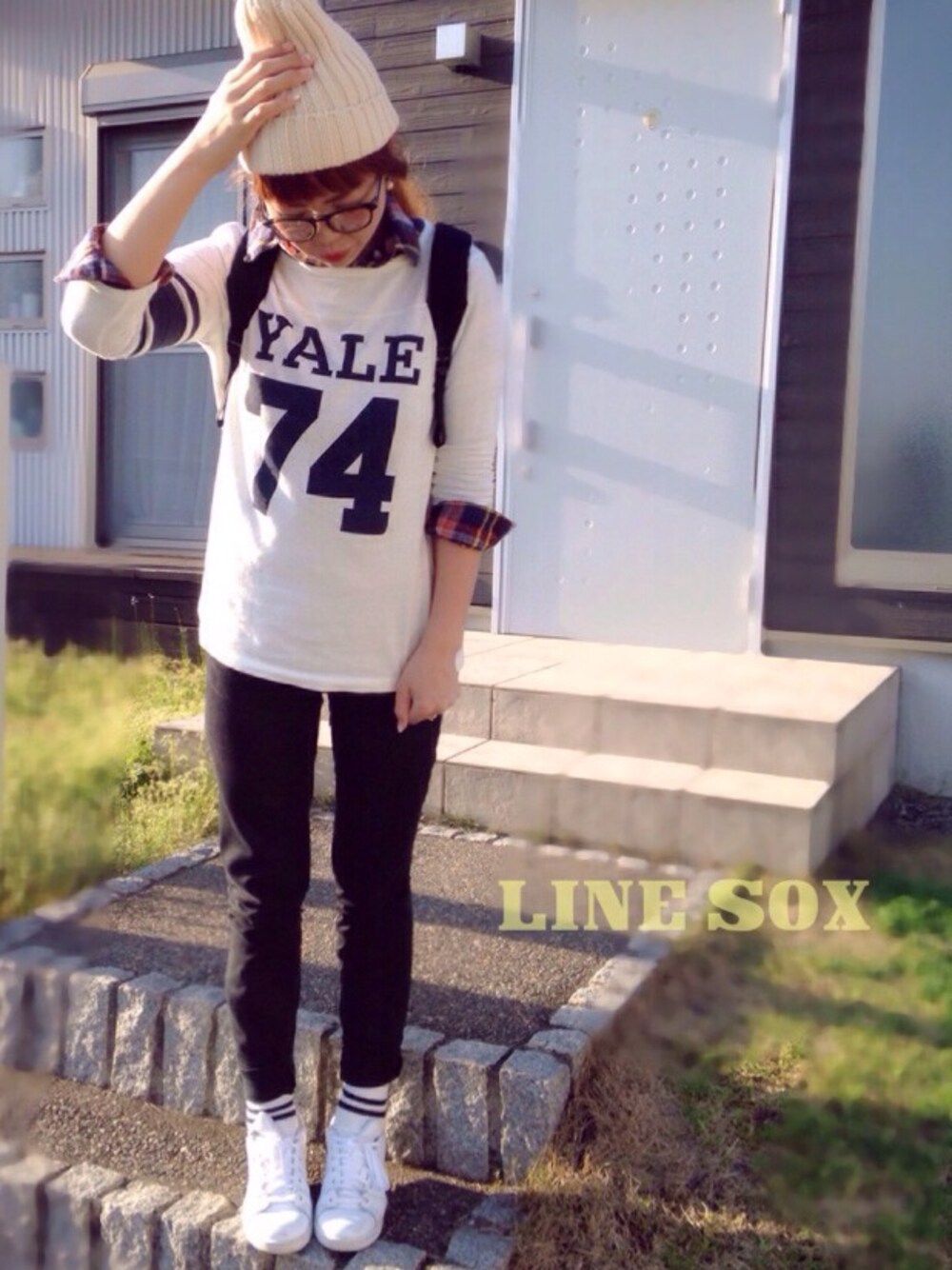 ホワイト系のスニーカー、ホワイト系のTシャツ/カットソー、ブラック系のメガネを着用したレディースの春コーディネートの1枚目の写真