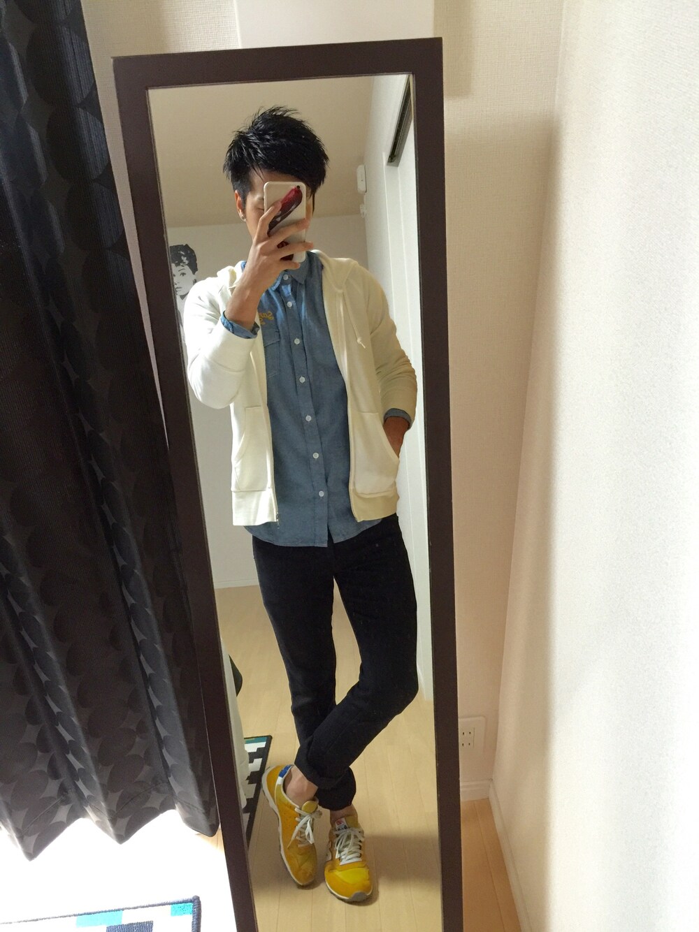 「秋コーデ、ニューバランス、パーカー、秋、シンプルコーデ、カジュアル」｜「UNIQLOのMEN ライトウエイトフルジップパーカ（長袖）（パーカー、ホワイト系）」を使った、ててぃーさん（メンズ・177cm）の秋コーディネートの1枚目の写真