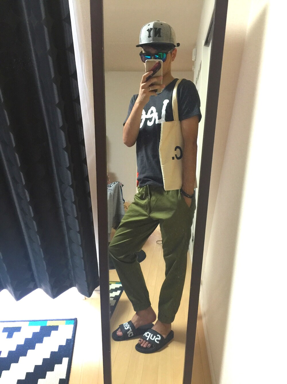 「シンプル、大人カジュアル、夏コーデ、スポーツミックス、黒、ストリート、street、キャップ」｜「LeeのPRINT H/S TEE（Tシャツ/カットソー、ブラック系）」を使った、ててぃーさん（メンズ・177cm）の夏コーディネートの1枚目の写真