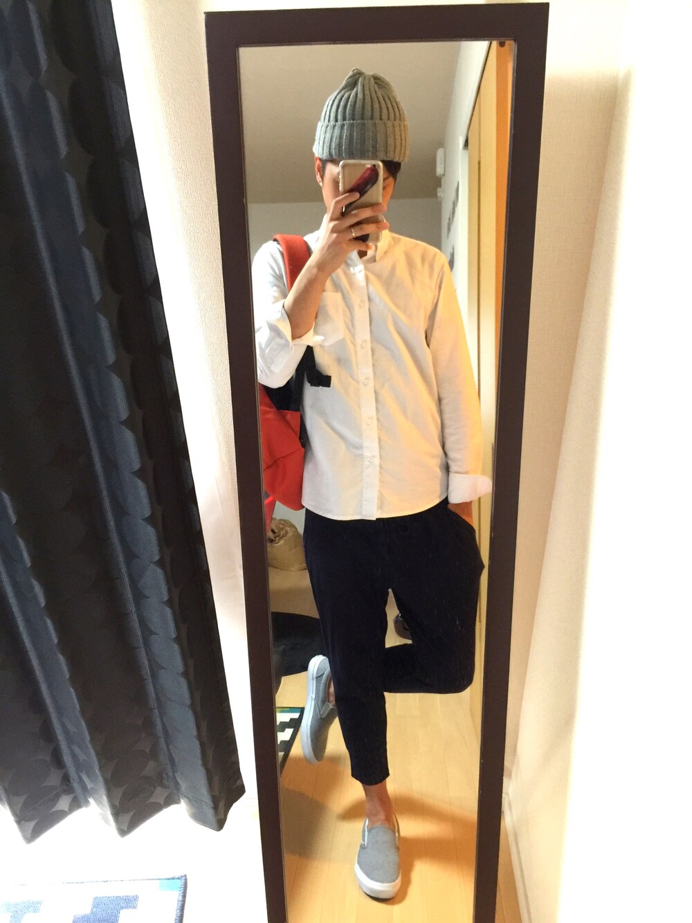 「秋のコーデ、シンプルスタイル、ラクチンコーデ、スウェット、バックパック、スリッポン、ニット帽」｜「WEGOのWEGO/ウォッシュドケーブルニットキャップ（ニットキャップ/ビーニー、グレー系）」を使った、ててぃーさん（メンズ・177cm）の秋コーディネートの1枚目の写真