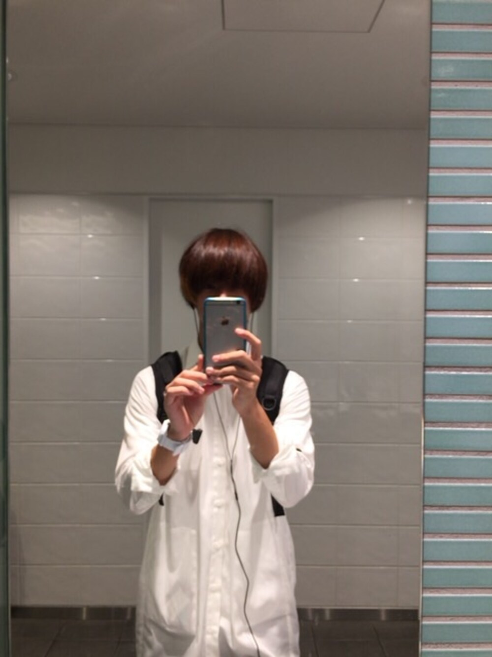 ホワイト系のシャツ/ブラウス、グレー系のスラックス、ブラック系のブーツを着用したメンズの秋コーディネートの1枚目の写真