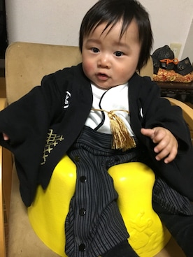 「アイテム（ロンパース、ブラック系）」を使った、so-taさん（キッズ・70cm）の春コーディネート