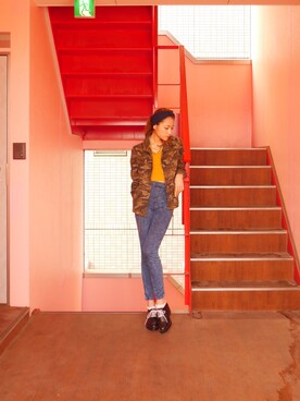 「SNIDEL（スナイデル）のラインVネックショートニット（ニット/セーター、ブルー系）」を使った、西上まなみさん（レディース・168cm）の春コーディネート