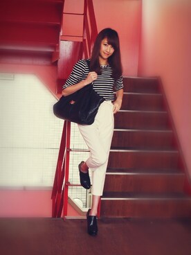 「ROSE BUD（ローズバッド）のR-1826 CROCO LARGE DUFFLE BAG（ハンドバッグ、ブラック系）」を使った、西上まなみさん（レディース・168cm）の秋コーディネート