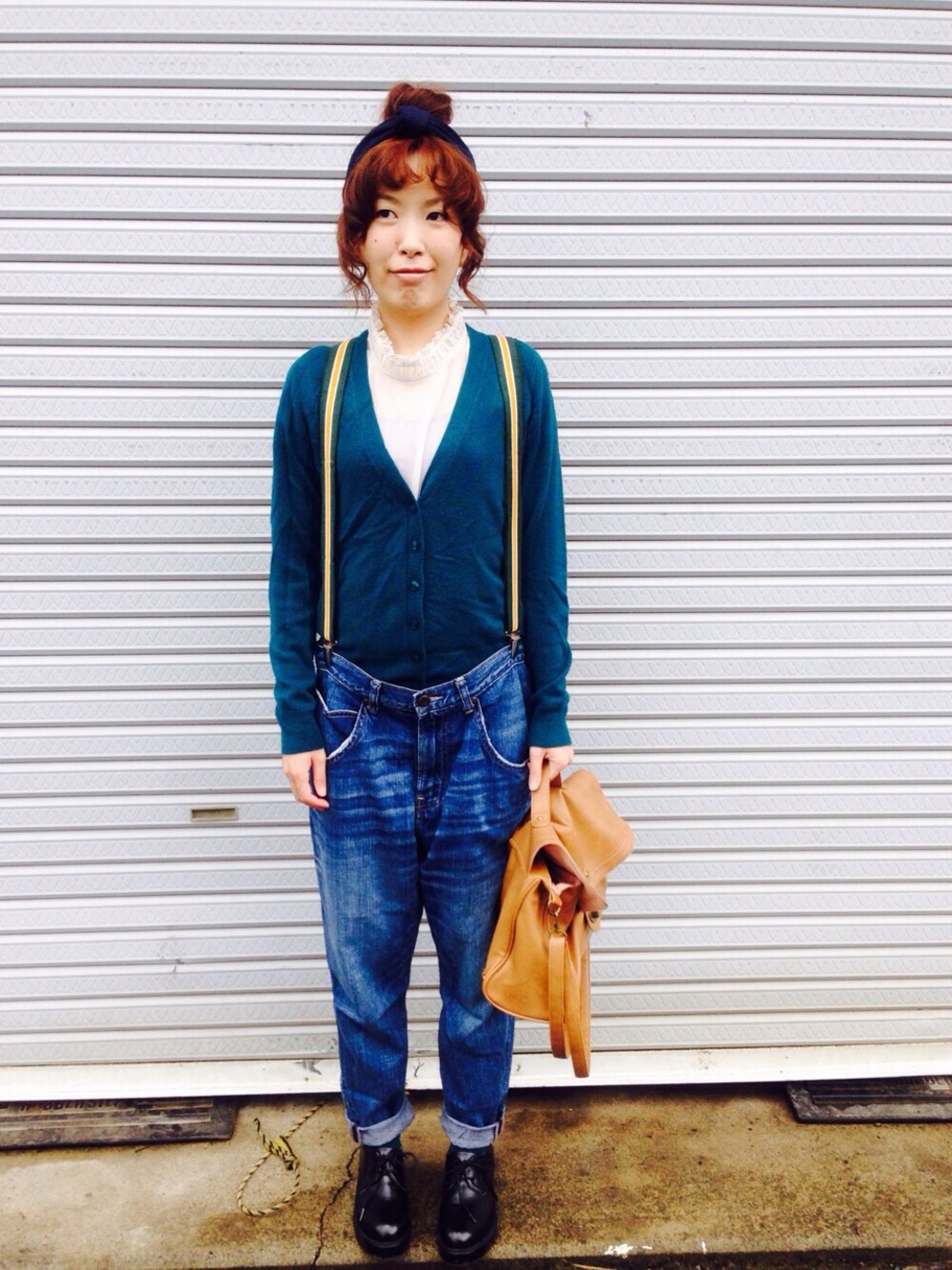 「緑のカーディガン、緑、サスペンダー、サルエルパンツ、おだんごヘアー」｜「earth music&ecologyの≪SEDA7月号掲載≫ハイネック楊柳シフォンブラウス（シャツ/ブラウス、ホワイト系）」を使った、toccotさん（レディース・159cm）の秋コーディネートの1枚目の写真
