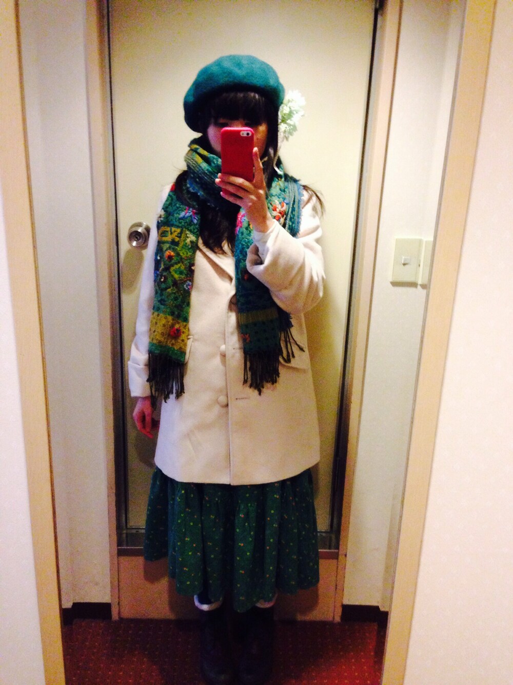 「ベレー帽、花柄、緑、earth music&ecology、コート、緑x白」｜「earth music&ecologyのアイテム（ダウンジャケット/コート、ホワイト系）」を使った、toccotさん（レディース・159cm）の秋コーディネートの1枚目の写真
