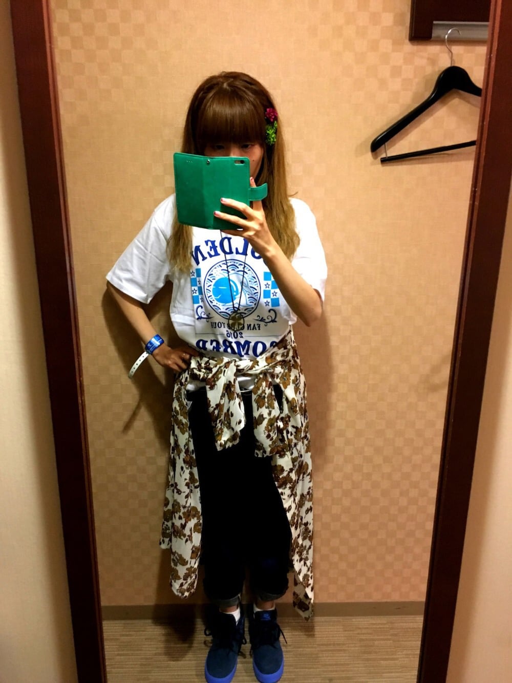 「LIVE T、LIVE参戦服」｜「ゴールデンボンバーのLIVE♪︎ Tシャツ（Tシャツ/カットソー、ホワイト系）」を使った、toccotさん（レディース・159cm）の秋コーディネートの1枚目の写真