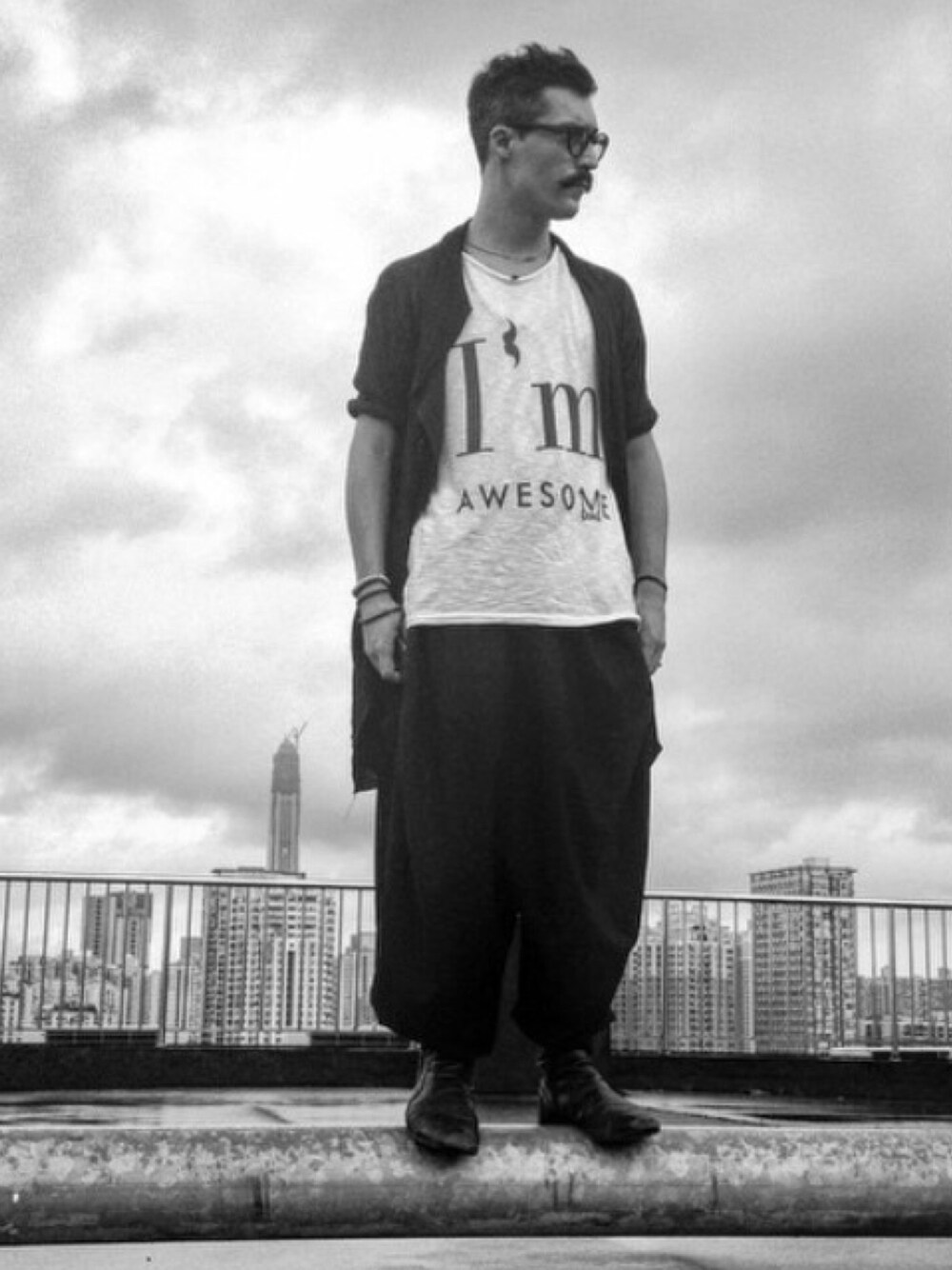 「mustache、dandy、streetwear、urban、Hong Kong、squadgoal、ZaloraxWear、ZALORAxWEARstylesquad」｜「M-STASHのアイテム（Tシャツ/カットソー、ホワイト系）」を使った、Freddy Curiélさん（メンズ・175cm）の夏コーディネートの1枚目の写真
