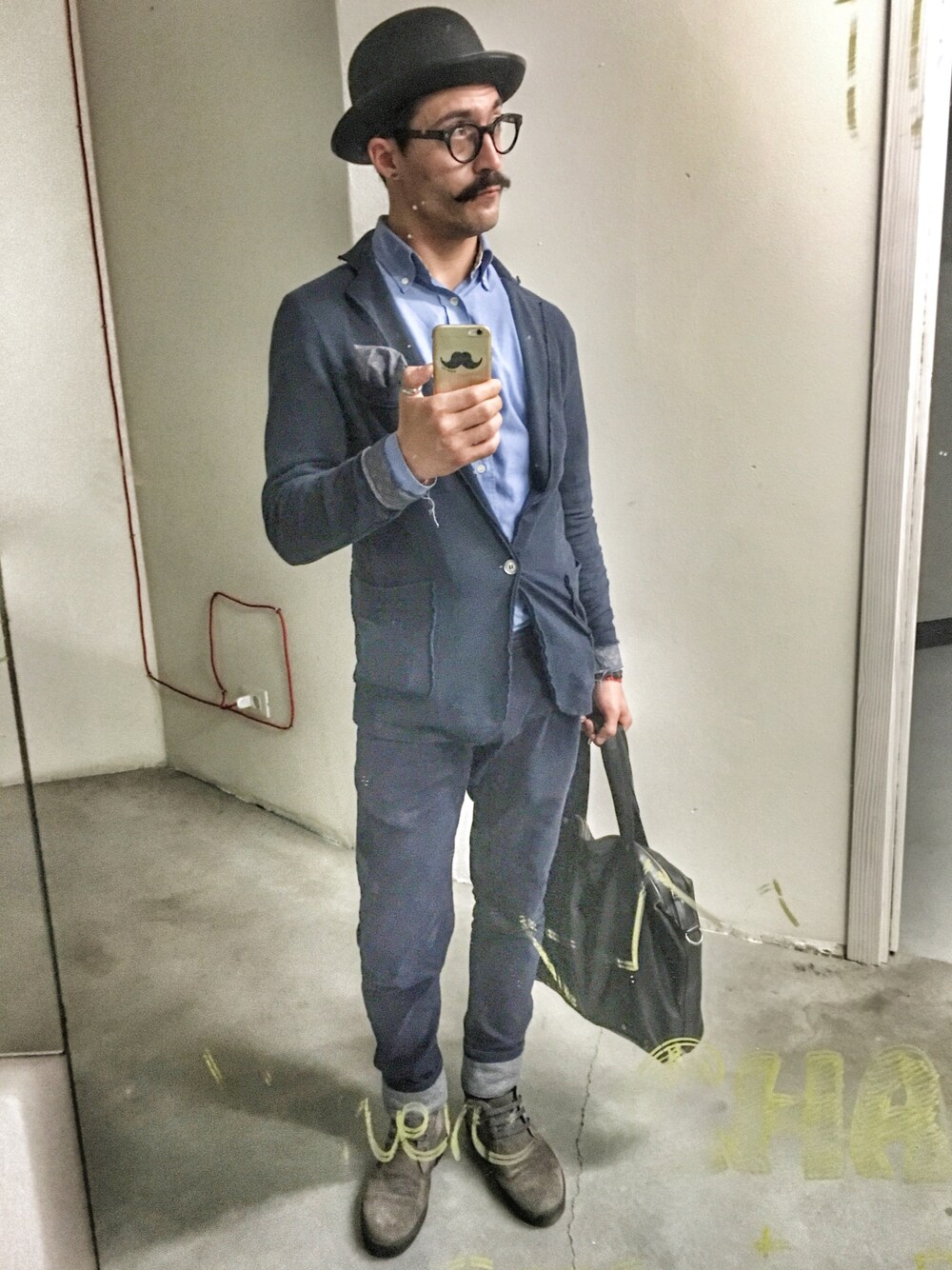 「Hong Kong、hipster、mustache、oldschool、ZaloraxWear、ZALORAxWEARstylesquad」｜「Clarksのアイテム（シューズ、グレー系）」を使った、Freddy Curiélさん（メンズ・175cm）の夏コーディネートの1枚目の写真