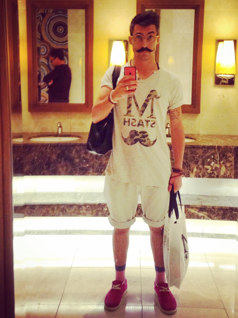 「Hong Kong、mustache、dandy、ZaloraxWear、ZALORAxWEARstylesquad」｜「M-STASHのアイテム（Tシャツ/カットソー、その他）」を使った、Freddy Curiélさん（メンズ・175cm）の夏コーディネートの1枚目の写真