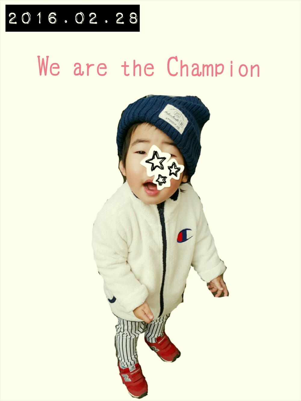「ストライプパンツ、シンプル、キッズコーデ、男の子、プチプラ、2歳、白アウター、春コーデ、We are the Championフェス」｜「3coinsのアイテム（ニットキャップ/ビーニー、ブルー系）」を使った、TMHRさん（キッズ・100cm）の冬コーディネートの1枚目の写真