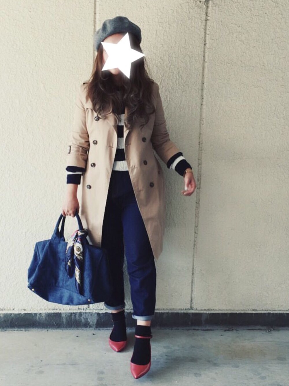 ベージュ系のトレンチコート、ブルー系のニット/セーター、ブルー系のデニムパンツを着用したレディースの春コーディネートの1枚目の写真