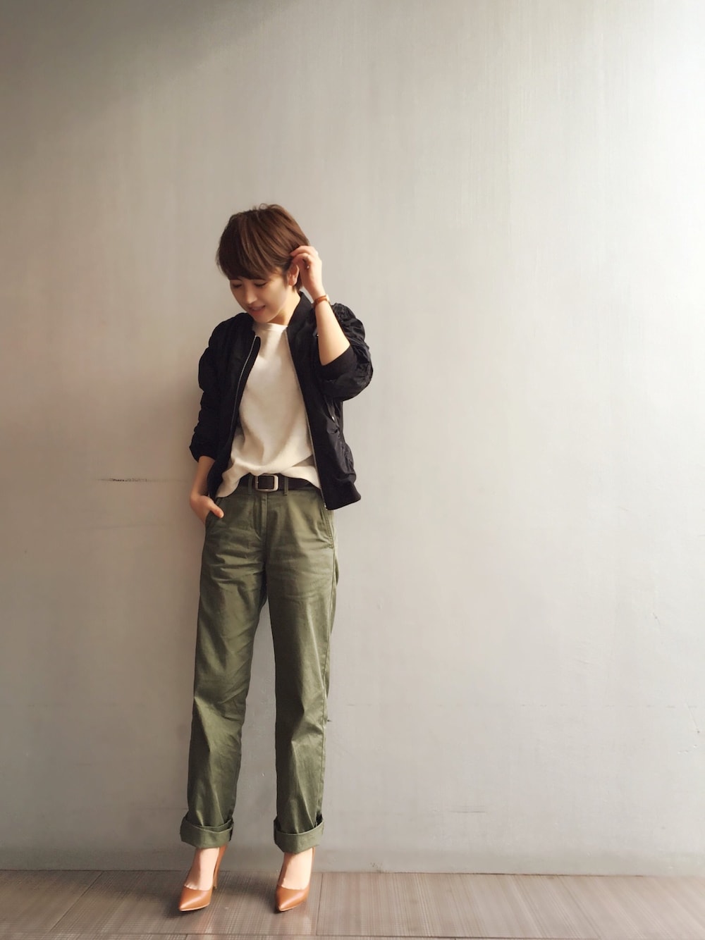 「春コーデ、カジュアル、MA-1、TODAYFUL、LIFE's#203、サーマルカットソー、ワイドチノ、パンプス」｜「TODAYFULのBoyfriendサーマルTシャツ（Tシャツ/カットソー、ホワイト系）」を使った、YUKO さん（レディース・156cm）の冬コーディネートの1枚目の写真