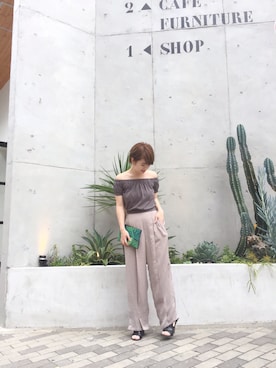 「アイテム（クラッチバッグ）」を使った、YUKO さん（レディース・156cm）の夏コーディネート