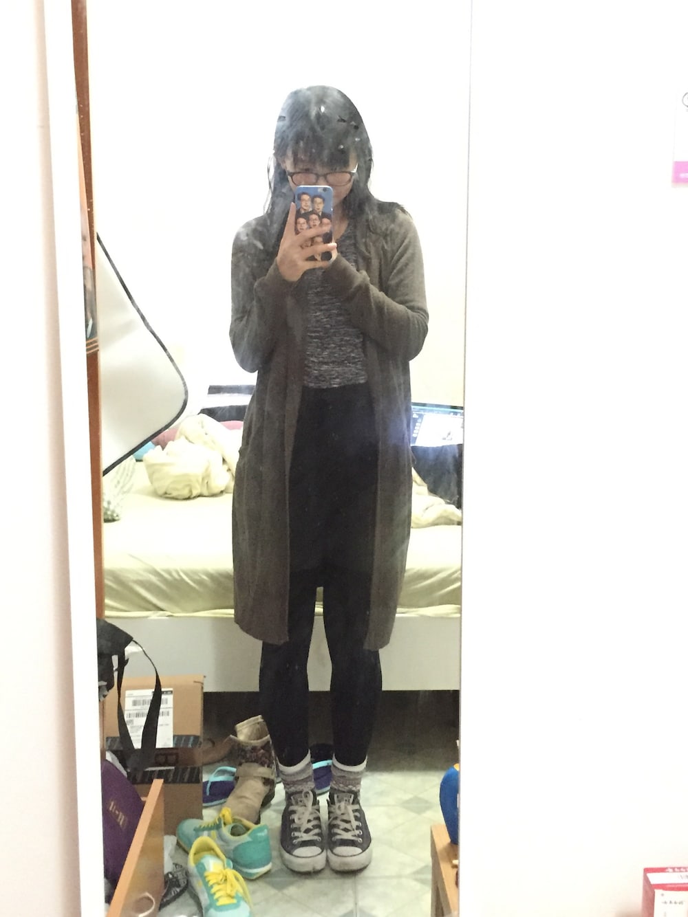 ブラック系のカーゴパンツ、グレー系のニット/セーターを着用したレディースの秋コーディネートの1枚目の写真