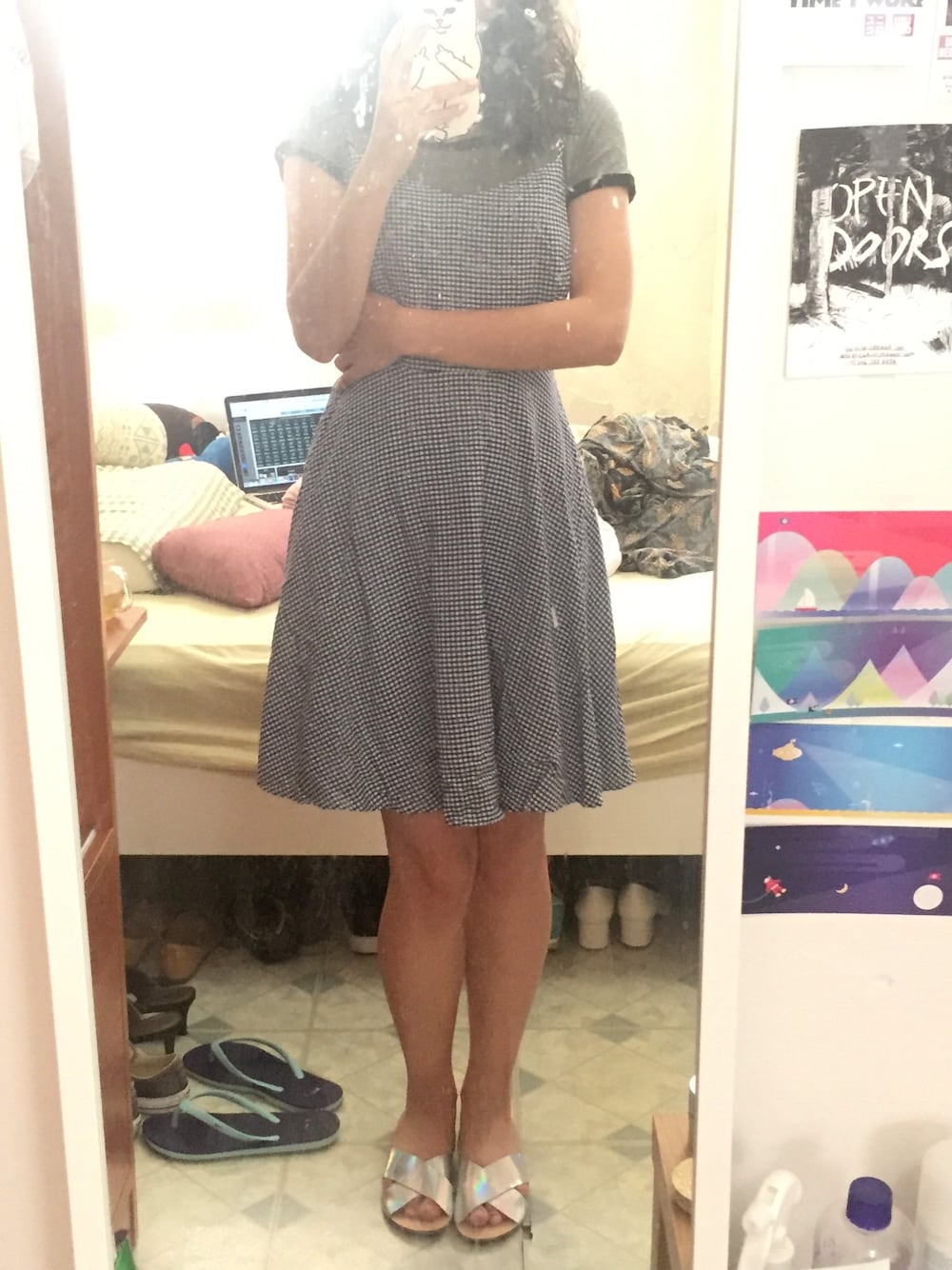 ブルー系のワンピース、シルバー系のサンダルを着用したレディースの夏コーディネートの1枚目の写真