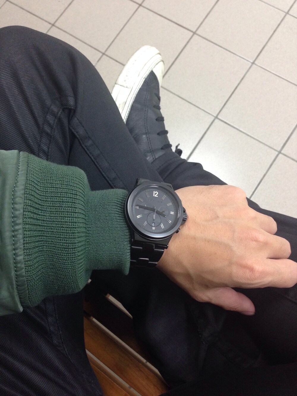 「converse、alpha、MICHAEL KORS」｜「CONVERSEのCTAS LP II HI（シューズ、ブラック系）」を使った、柯班尼さん（メンズ・168cm）の春コーディネートの1枚目の写真