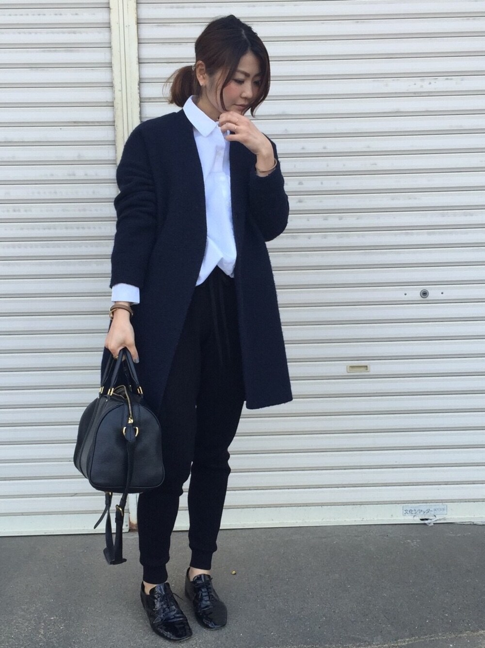 ホワイト系のシャツ/ブラウス、ブラウン系のバングル/リストバンド、ゴールド系のバングル/リストバンドを着用したレディースの春コーディネートの1枚目の写真