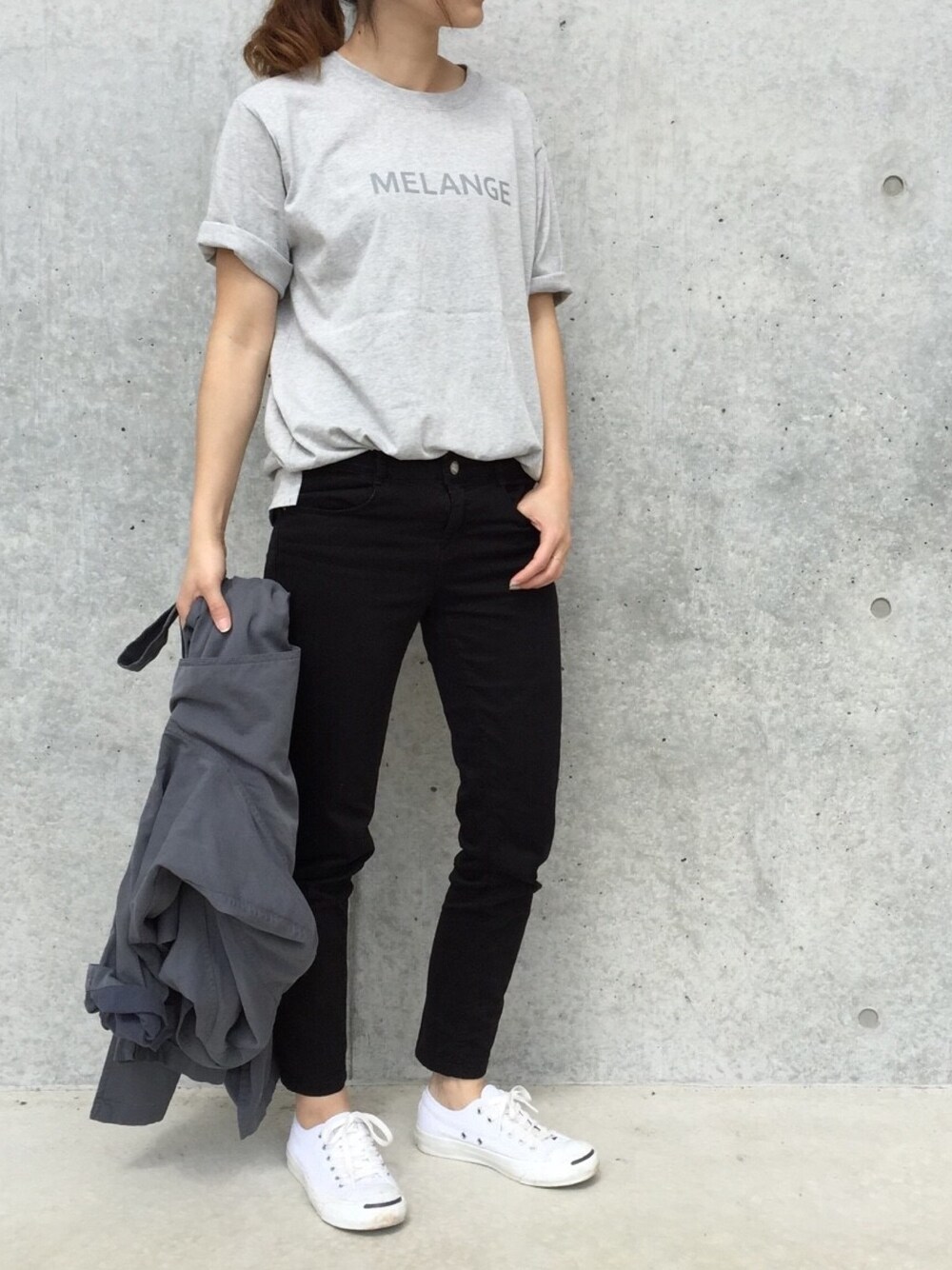 「ロングコート、ブラックスキニー、スキニーパンツ、ジャックパーセル」｜「BON BELL ESPOIRのアイテム（Tシャツ/カットソー、グレー系）」を使った、Nonさん（レディース・163cm）の春コーディネートの1枚目の写真