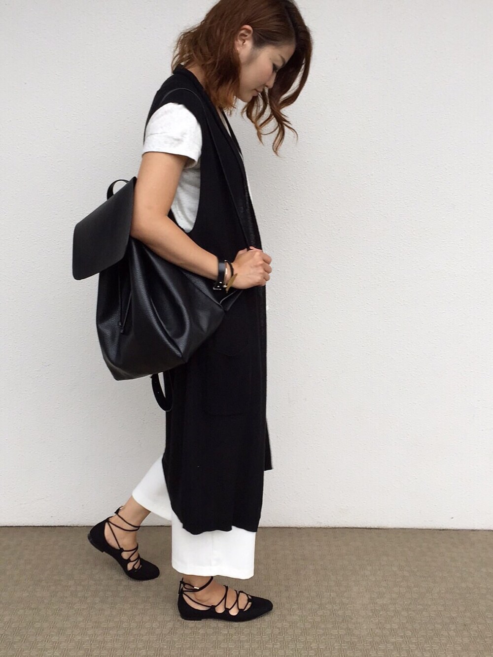 「レースアップシューズ、バックパック、ロングベスト、ロングジレ、florent、ワイドパンツ」｜「ZARAのアイテム（バックパック/リュック、ブラック系）」を使った、Nonさん（レディース・162cm）の秋コーディネートの1枚目の写真