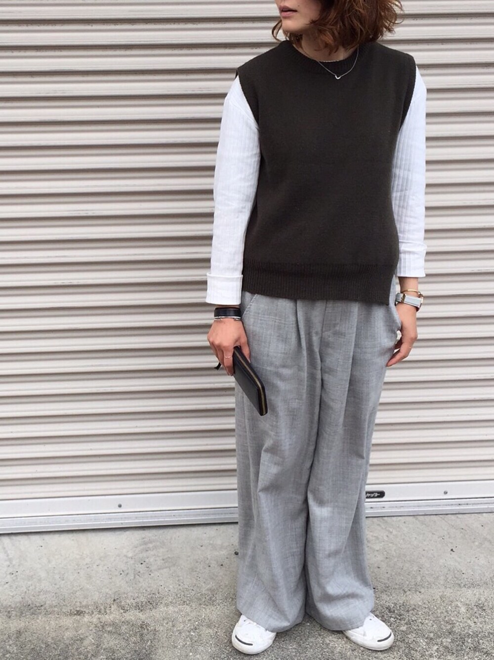 「ワイドパンツ、FREAK’Ｓ STORE、グレー、コンバース、ジャックパーセル、ニットベスト」｜「FREAK'S STOREのウールジョーゼットワイドパンツ（その他パンツ、グレー系）」を使った、Nonさん（レディース・162cm）の秋コーディネートの1枚目の写真