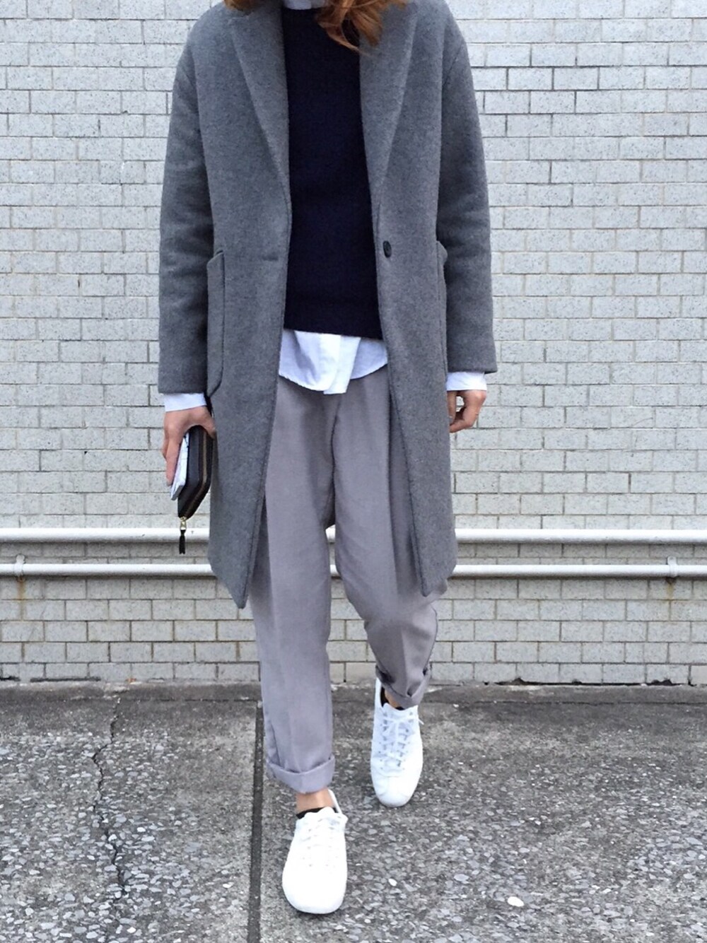 「コート、チェスターコート、グレーコーデ、ニットベスト、アディダス、gazelle、COMME des GARCONS、白シャツ」｜「MANGOのアイテム（その他パンツ、グレー系）」を使った、Nonさん（レディース・162cm）の冬コーディネートの1枚目の写真