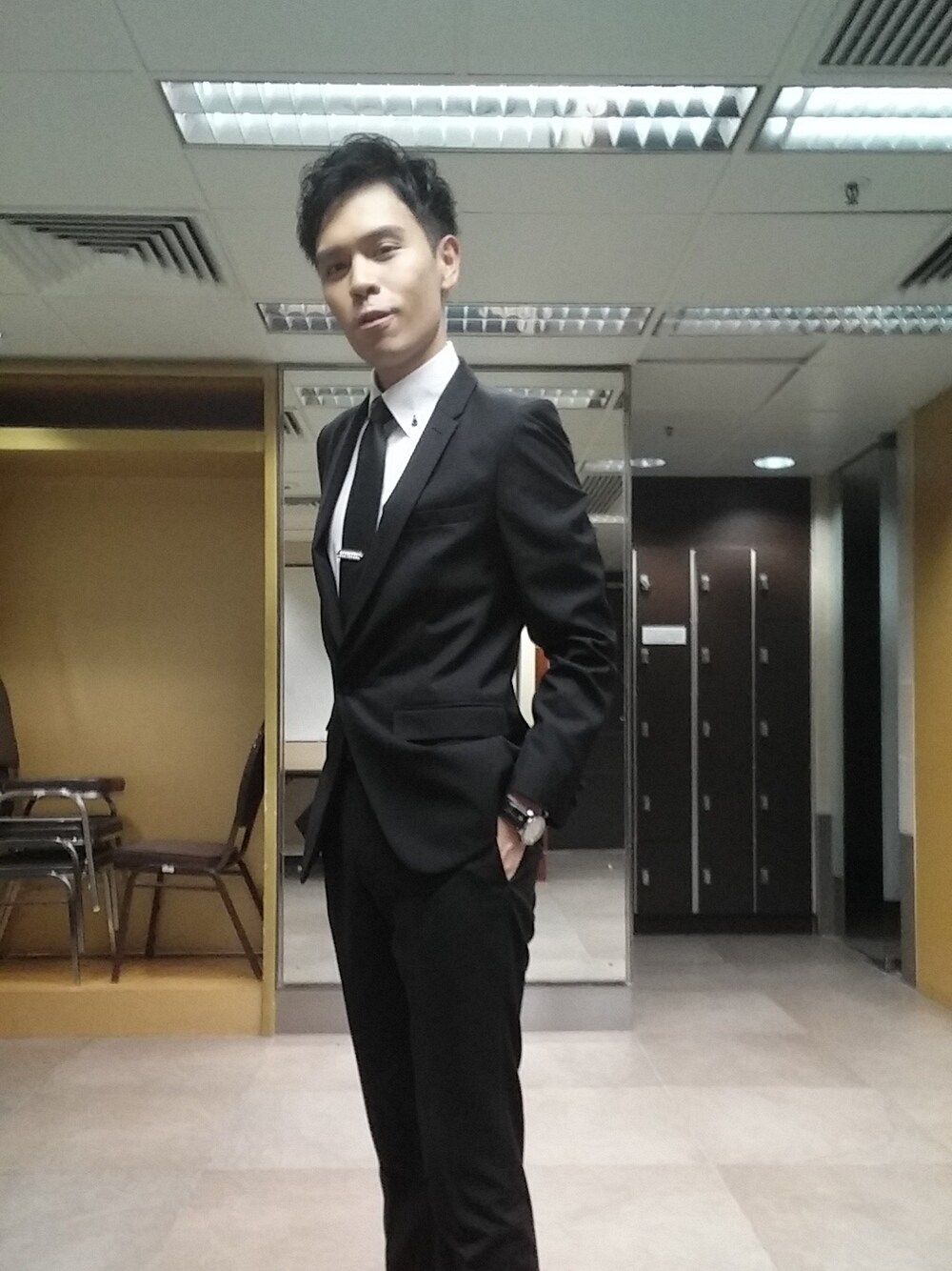 「men、Japan、Suit、MENS、Shirt、menswear、林偉豪、calvin」｜「Suit（スーツジャケット、ブラック系）」を使った、calvinlamさん（メンズ・175cm）の夏コーディネートの1枚目の写真