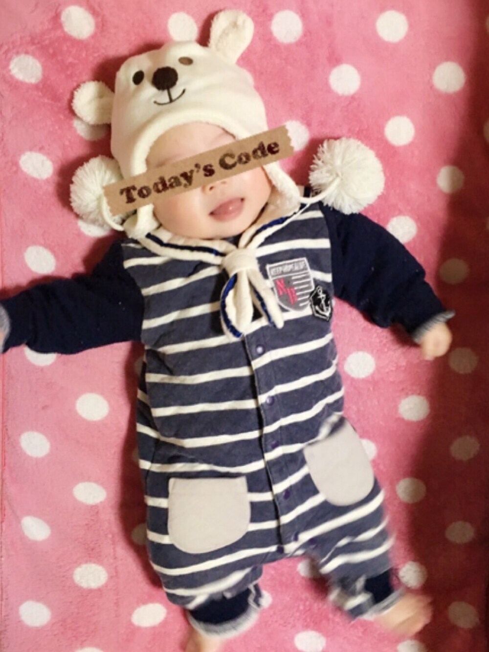 ホワイト系のニットキャップ/ビーニー、ブルー系のロンパースを着用したキッズの冬コーディネートの1枚目の写真