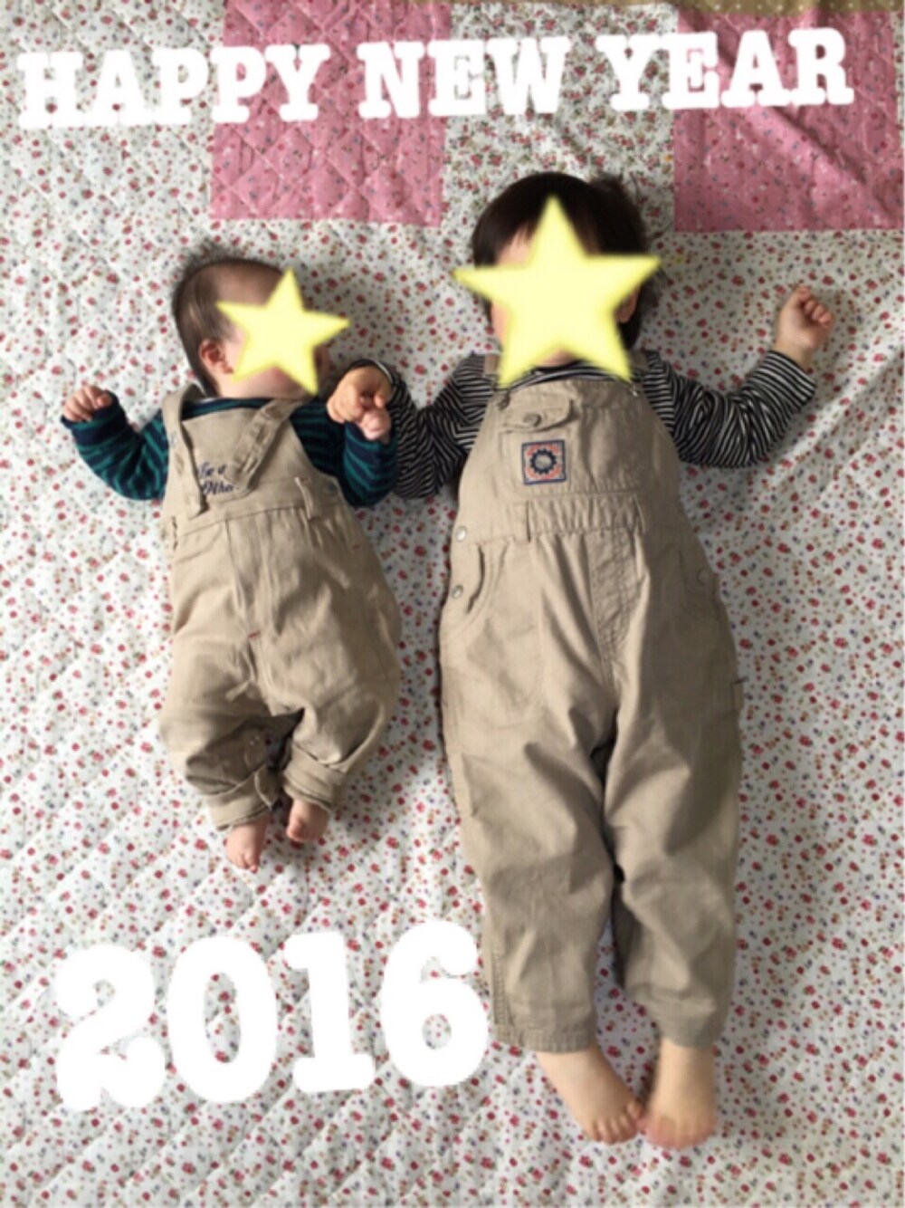 ブラック系のTシャツ/カットソー、ベージュ系のサロペット/オーバーオール、グリーン系のTシャツ/カットソーを着用したキッズの冬コーディネートの1枚目の写真