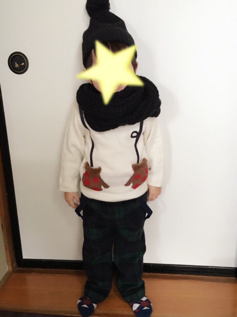 ホワイト系のニット/セーター、グリーン系のその他パンツ、ホワイト系のその他パンツを着用したキッズの冬コーディネートの1枚目の写真