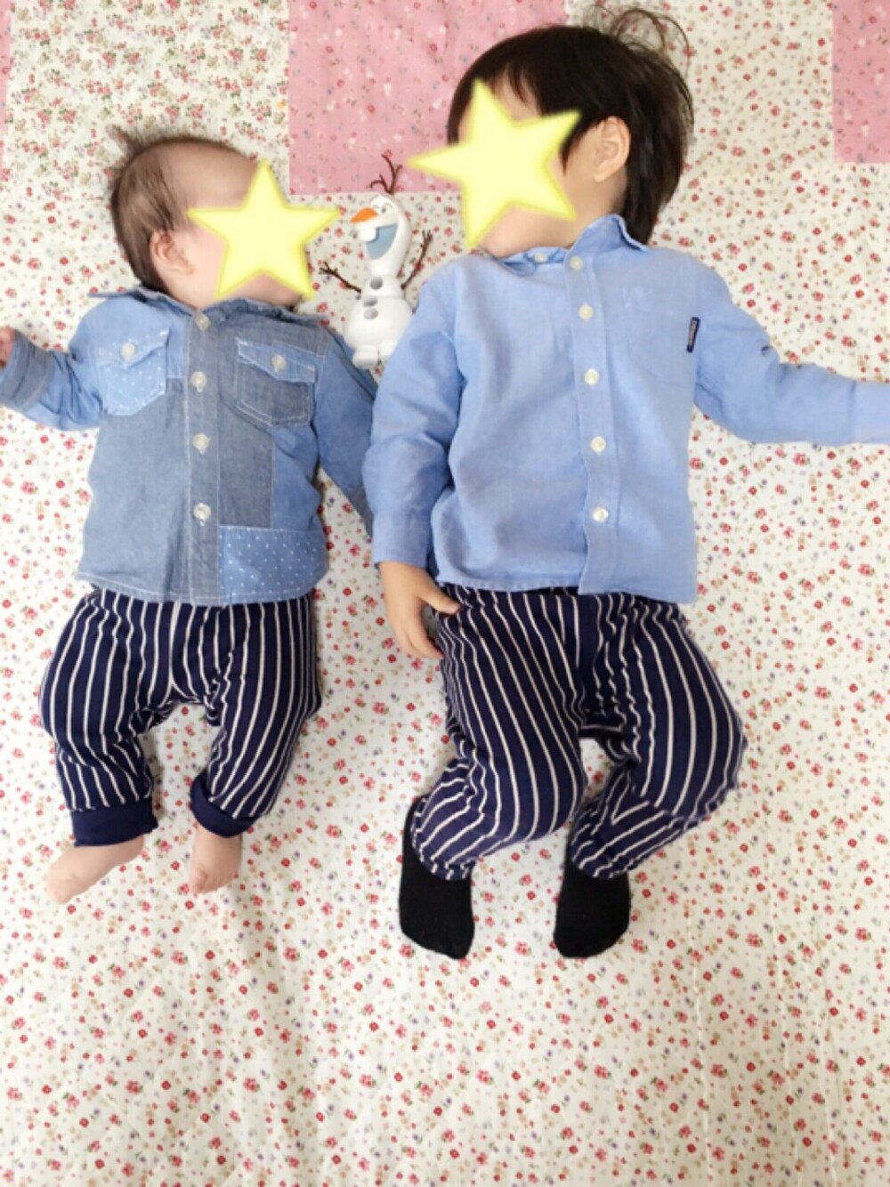 ブルー系のシャツ/ブラウス、ブルー系のその他パンツ、ブルー系のシャツ/ブラウスを着用したキッズの冬コーディネートの1枚目の写真