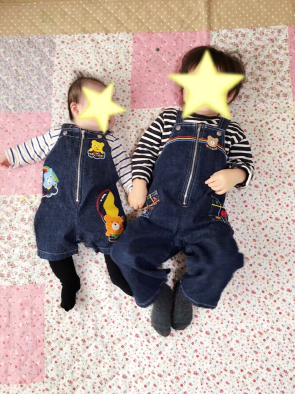 ホワイト系のTシャツ/カットソー、ブルー系のサロペット/オーバーオール、ブルー系のTシャツ/カットソーを着用したキッズの冬コーディネートの1枚目の写真